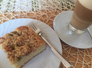 Rhabarberkuchen und Kaffee
