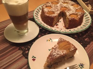 Marzipan-Birnen-Kuchen mit Latte Macchiato