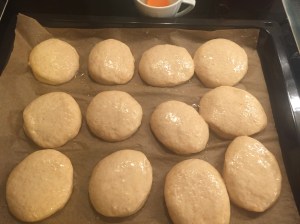 Krapfen mit Wasser und Eiklar bestreichen
