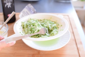 Gurke raspeln, Salatgurke, geraspelte Gurke