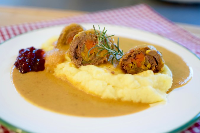 Rindsrouladen - mit Sauce und Püree anrichten
