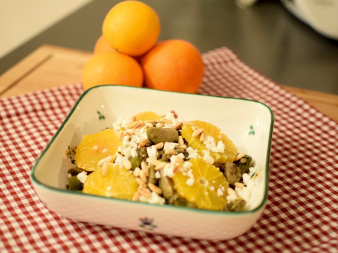 Kohlsprossen-Linsensalat mit Feta und Pinienkernen