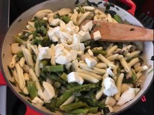 Pasta grüner Spargel Pilze Mozzarella vegetarisch