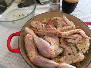 Caesar Salad - Huhn und Brot mit Marinade vermengen