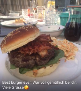 Burger homemade mit Cole Slaw